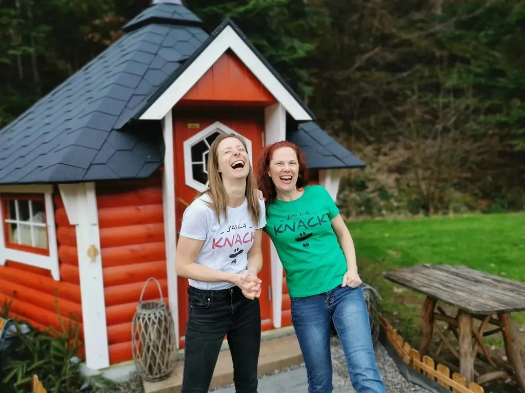 Annika and Elodie in front of the kota